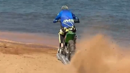Motociclista en Brasil publica un video de él mismo montando una moto de motocross sobre el agua