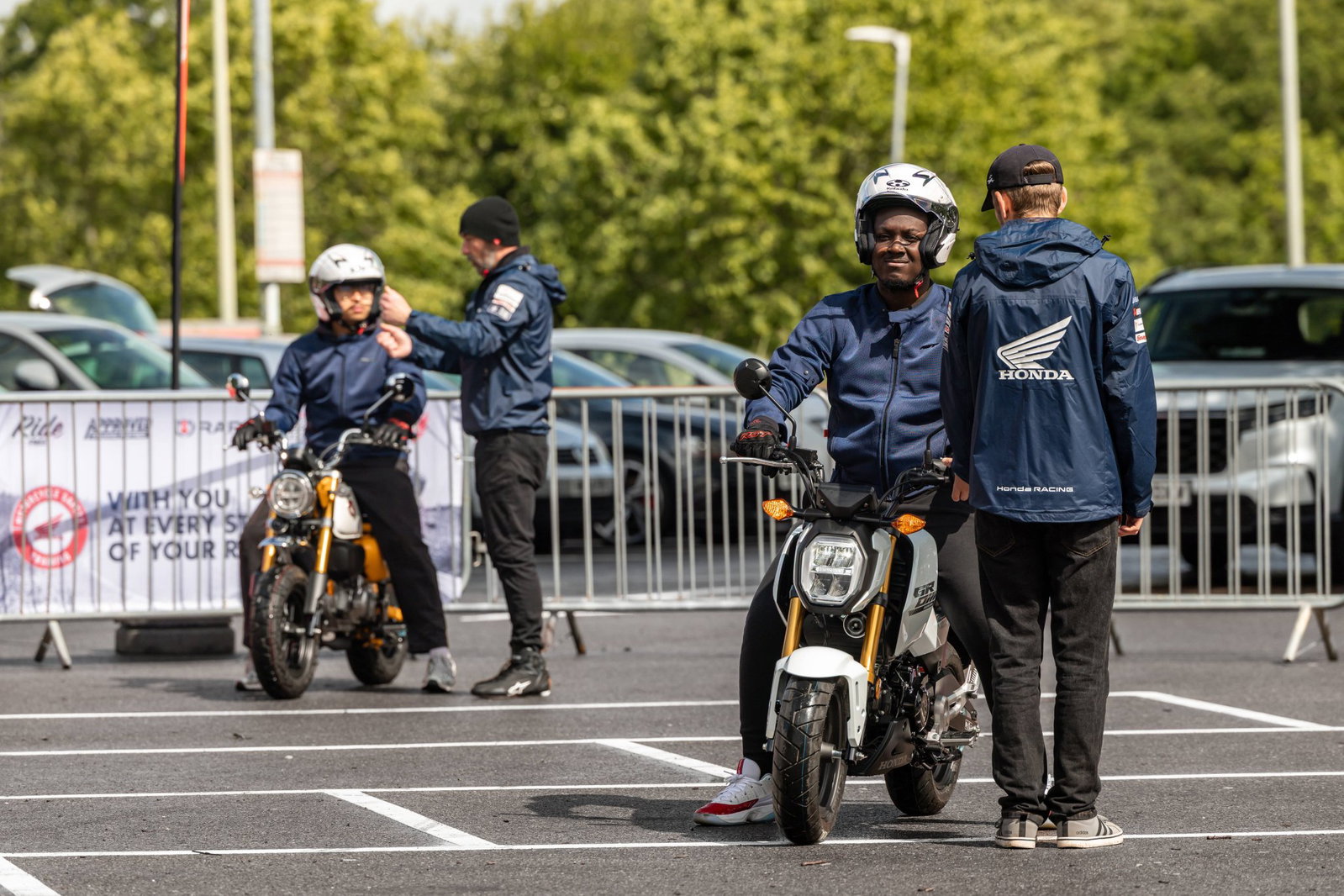 Estudiantes aprendiendo a conducir con Honda Reino Unido