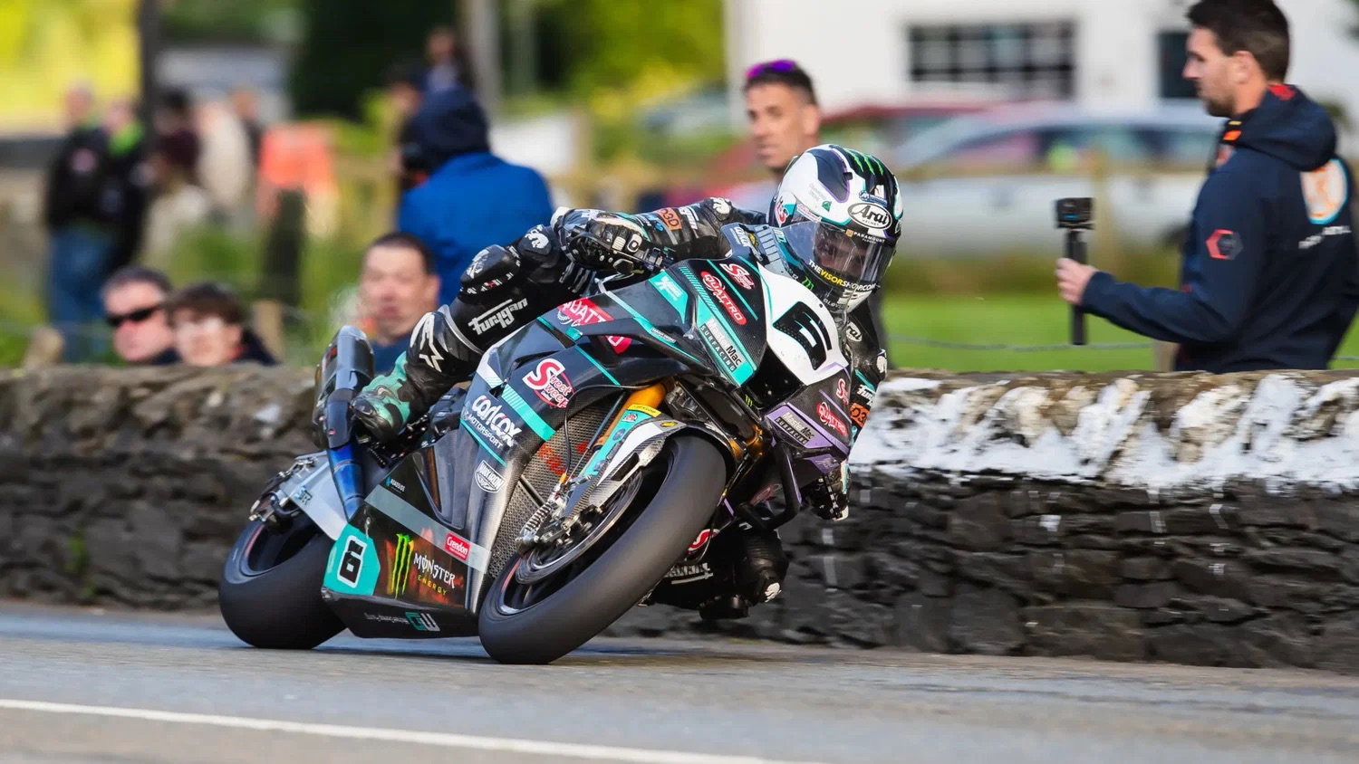 Dunlop en la carrera de Superbike TT: Crédito: TT de la Isla de Man. © Isla de Man TT