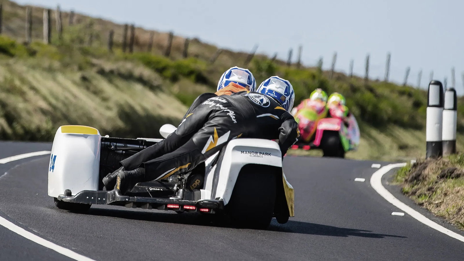 Equipo sidecar en acción en el TT 2026. Crédito: TT de la Isla de Man.