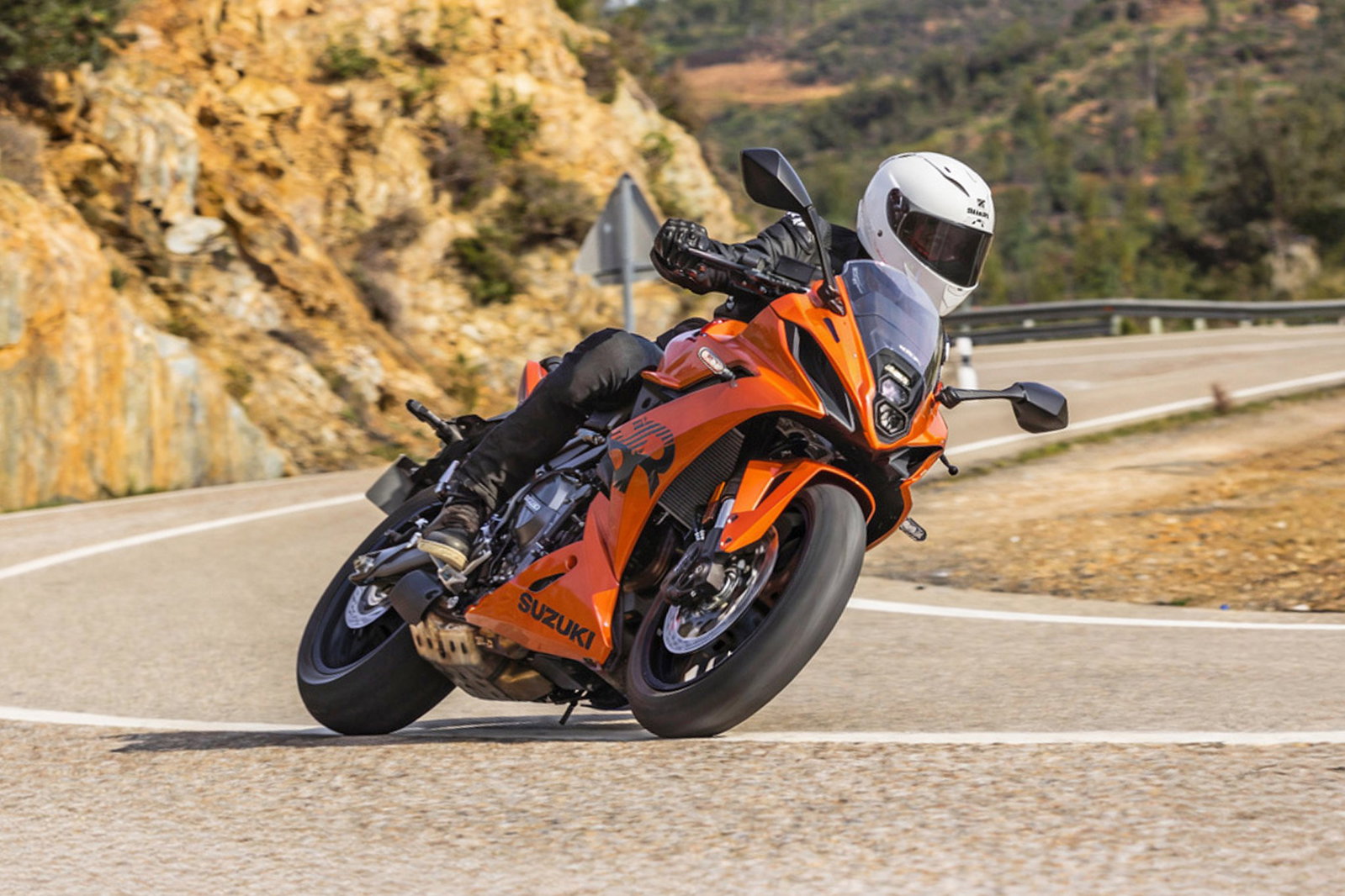 Suzuki GSX-8R tomando una curva.