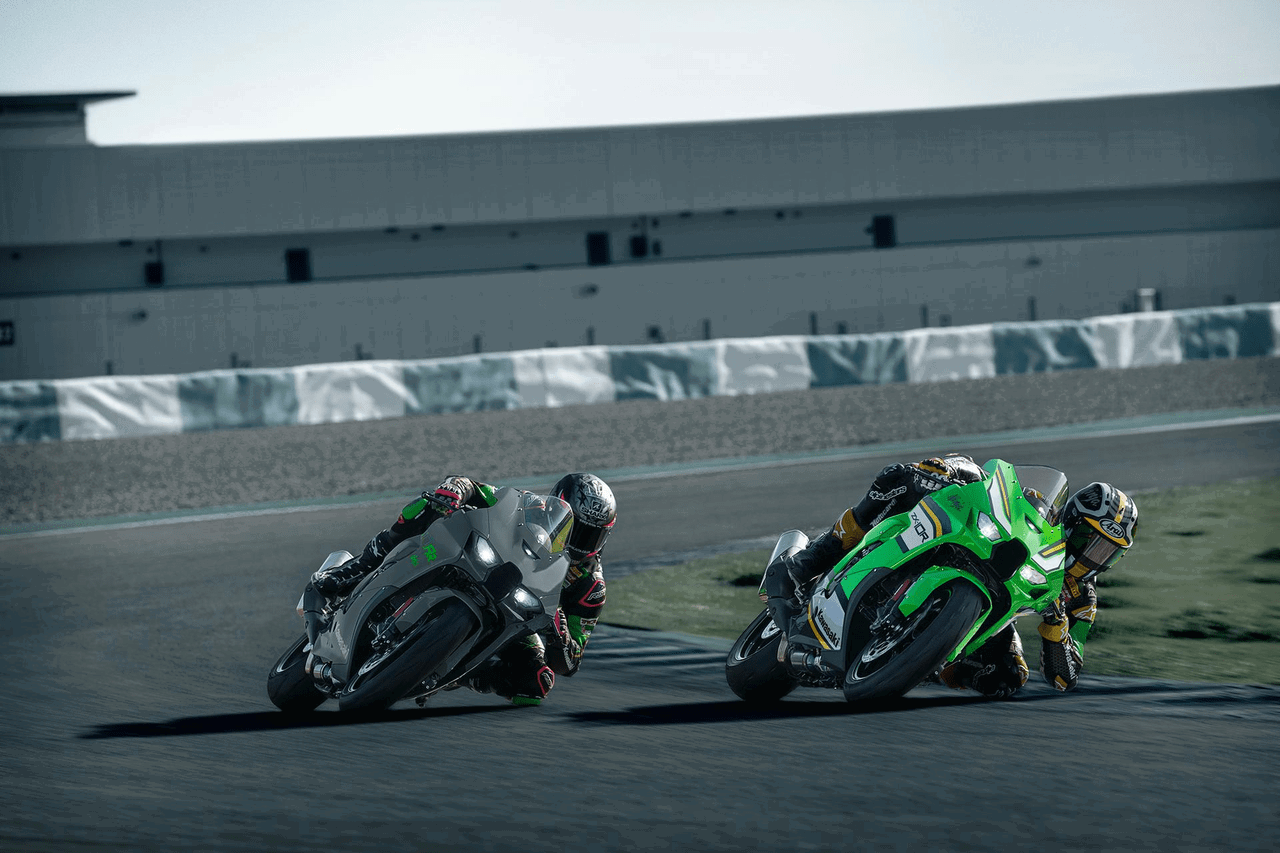 Dos motos Kawasaki Ninja ZX-10RR circulando por la pista