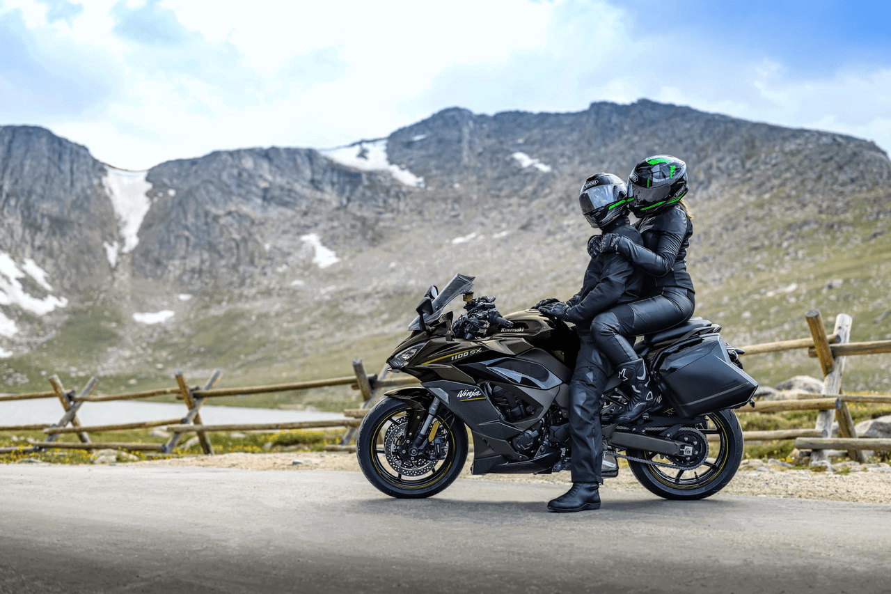 Dos personas en una Kawasaki Ninja 1100XS