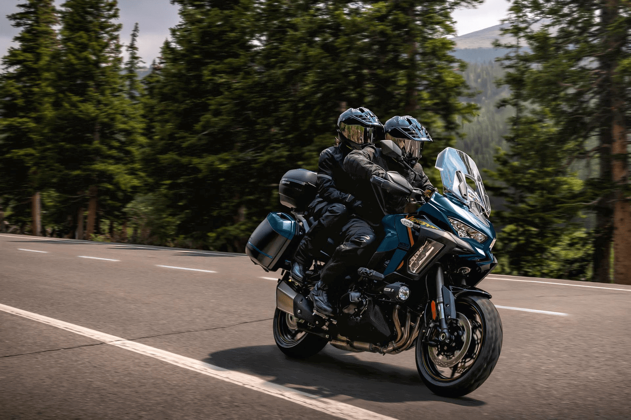 Dos personas en una Kawasaki Versys 1100SX