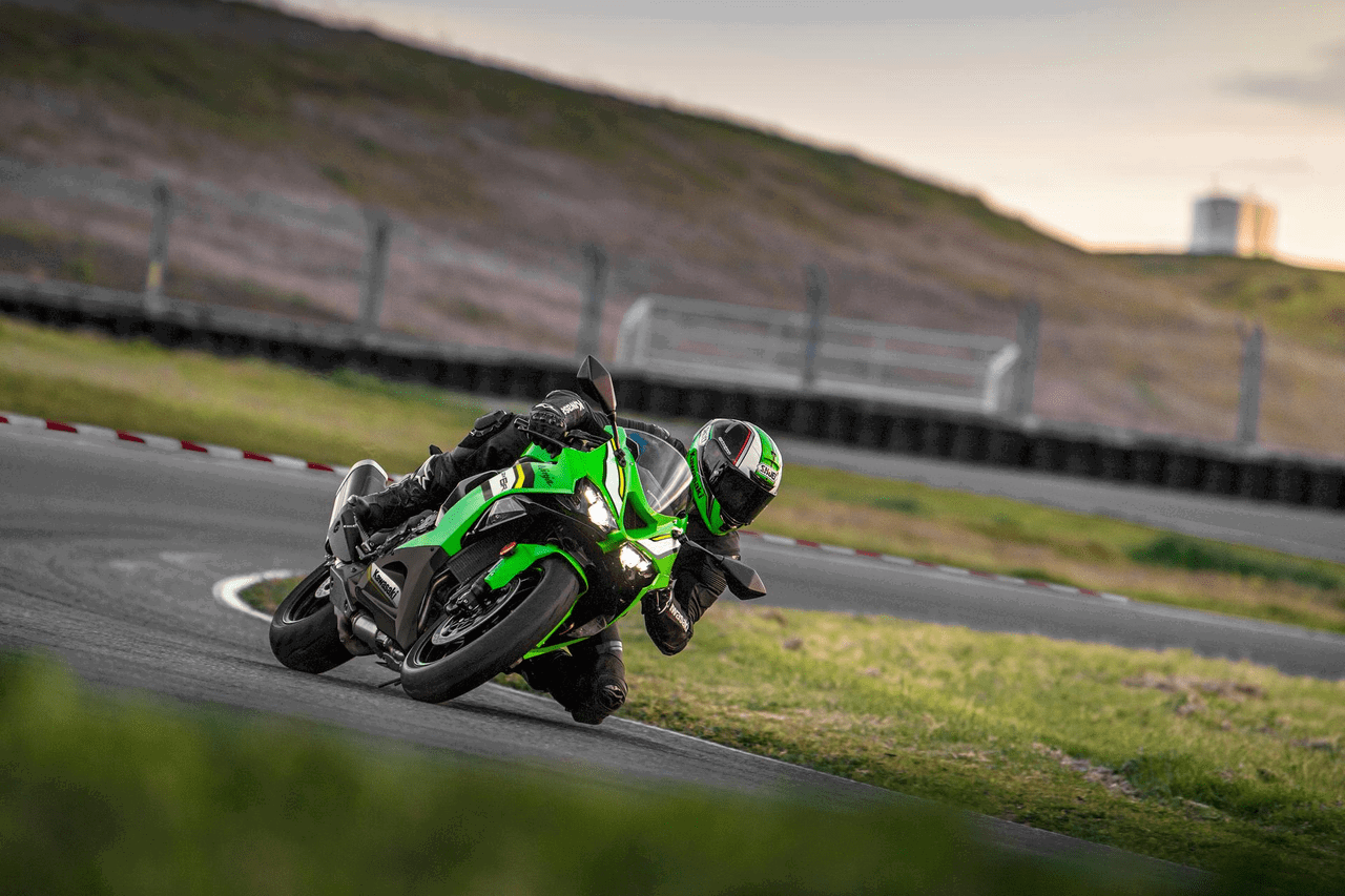 Una Kawasaki Ninja ZX-6R circulando por la pista