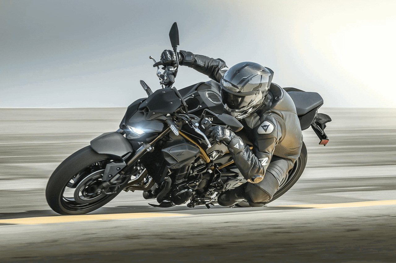 Una Kawasaki Z900 rodando por la pista