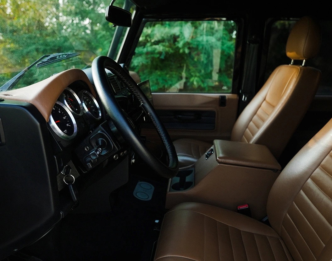 El interior de un Land Rover Defender