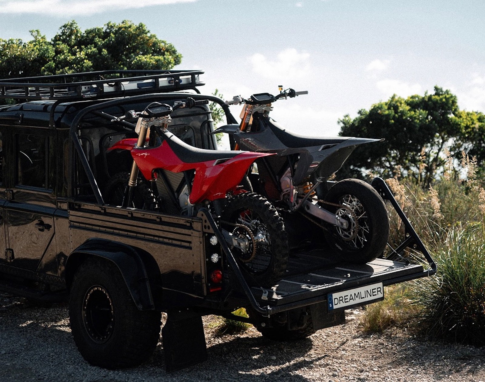 Dos motos de cross Stark Varg en la parte trasera de una camioneta Land Rover