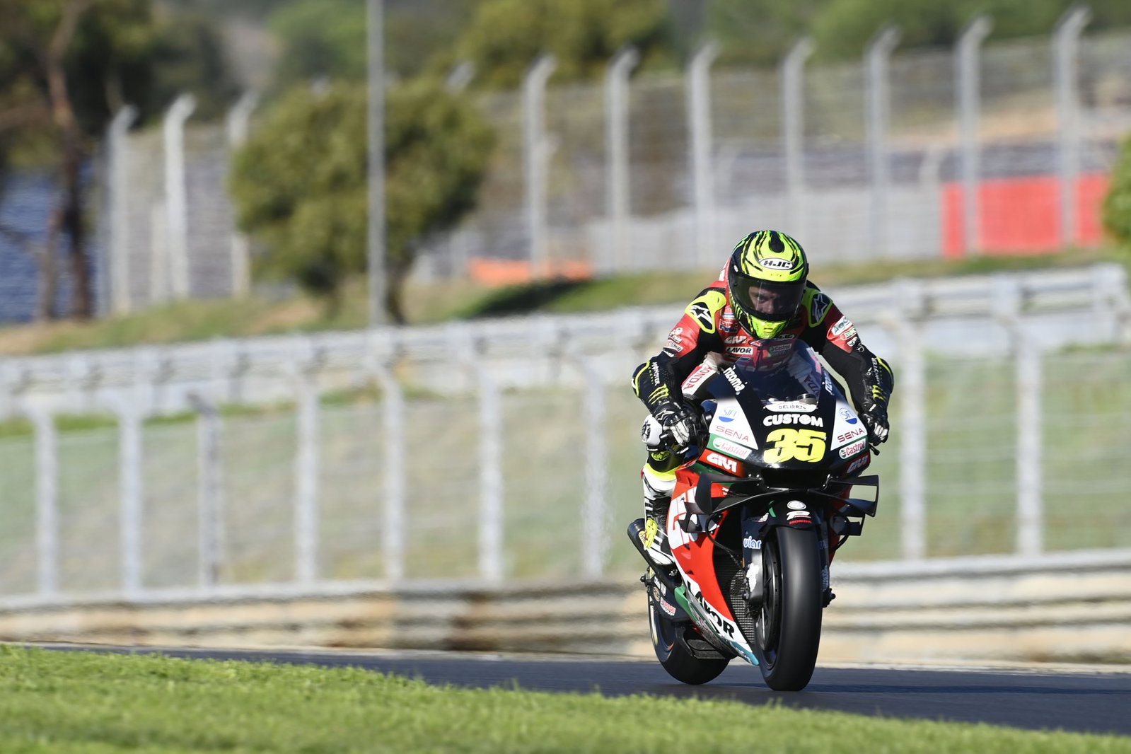 Cal Crutchlow compitiendo en MotoGP. Crédito: Oro y Ganso.