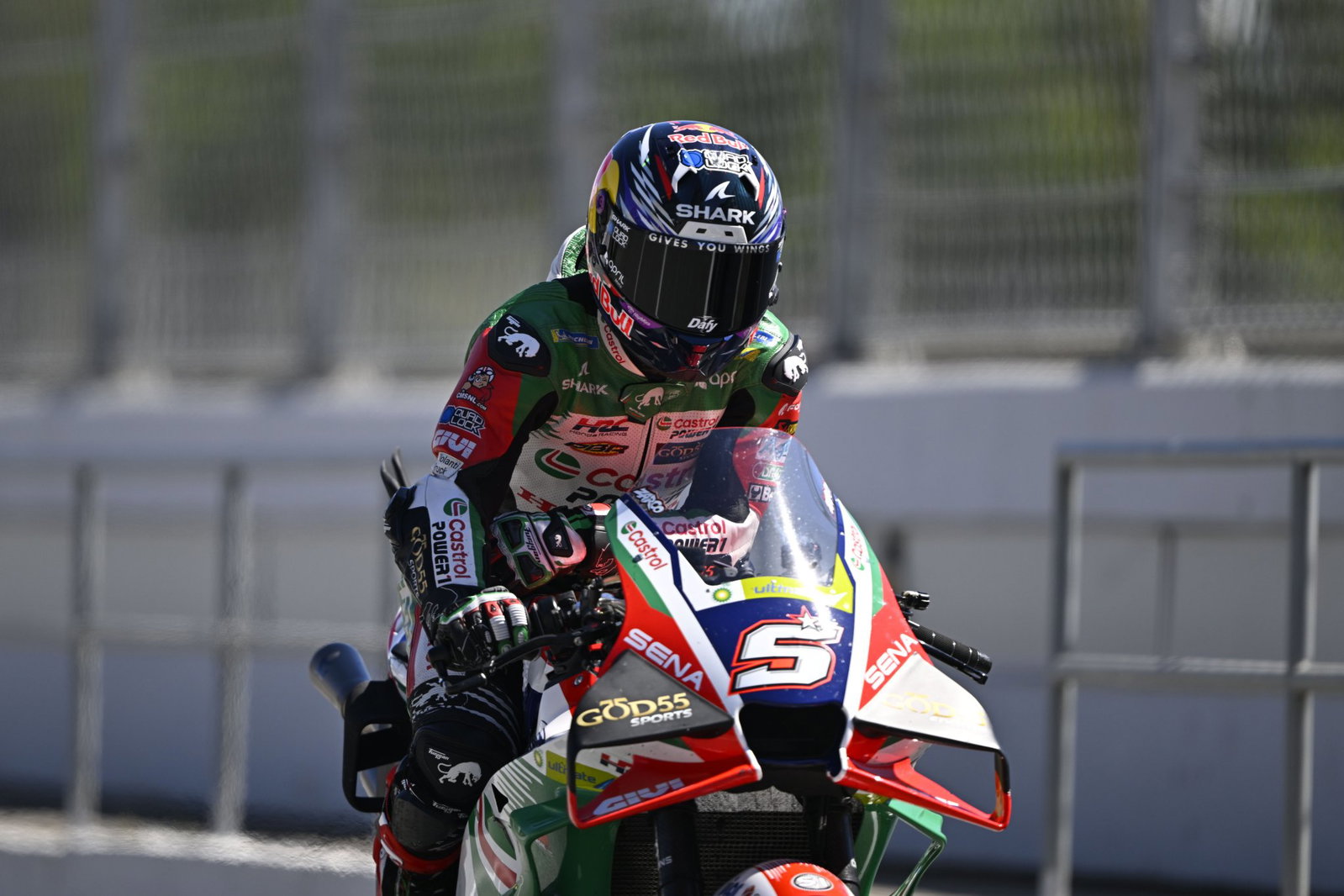 Johann Zarco circulando por el pit lane de Barcelona. Crédito: Oro y Ganso.
