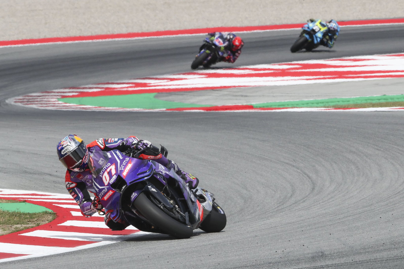 Toprak Razgatlioglu pilotando su Yamaha M1 en Barcelona. Crédito: Oro y Ganso.