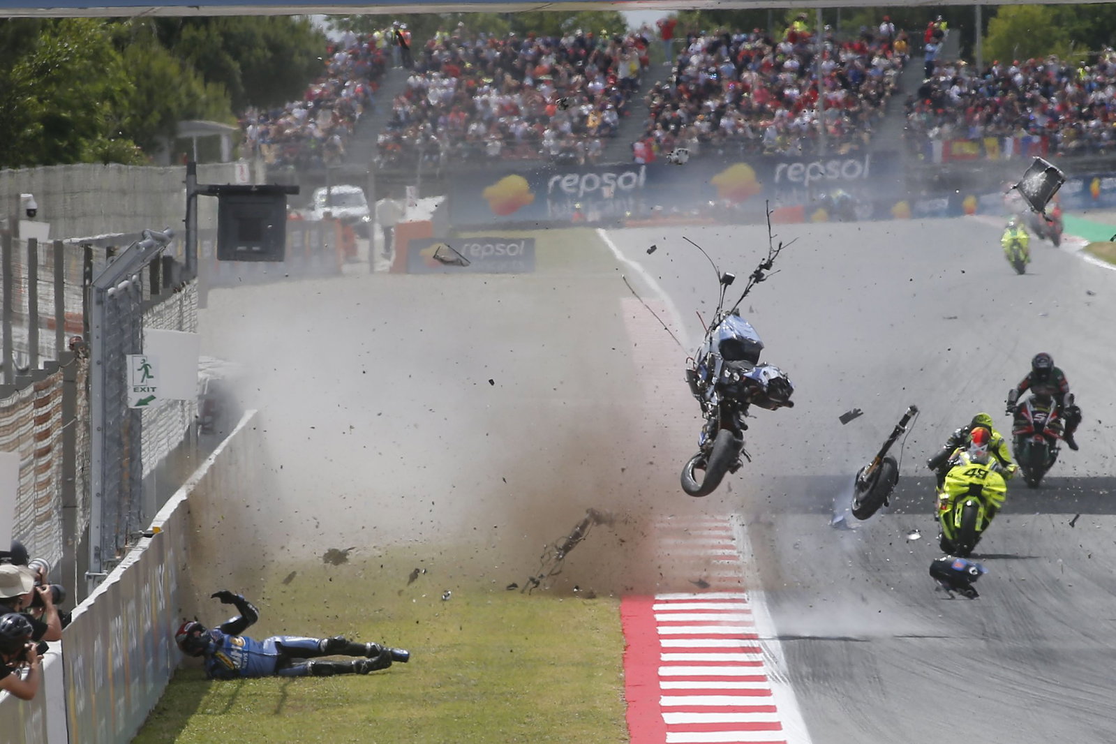 Alex Márquez se estrella con su bicicleta volando por los aires. Crédito: Oro y Ganso.