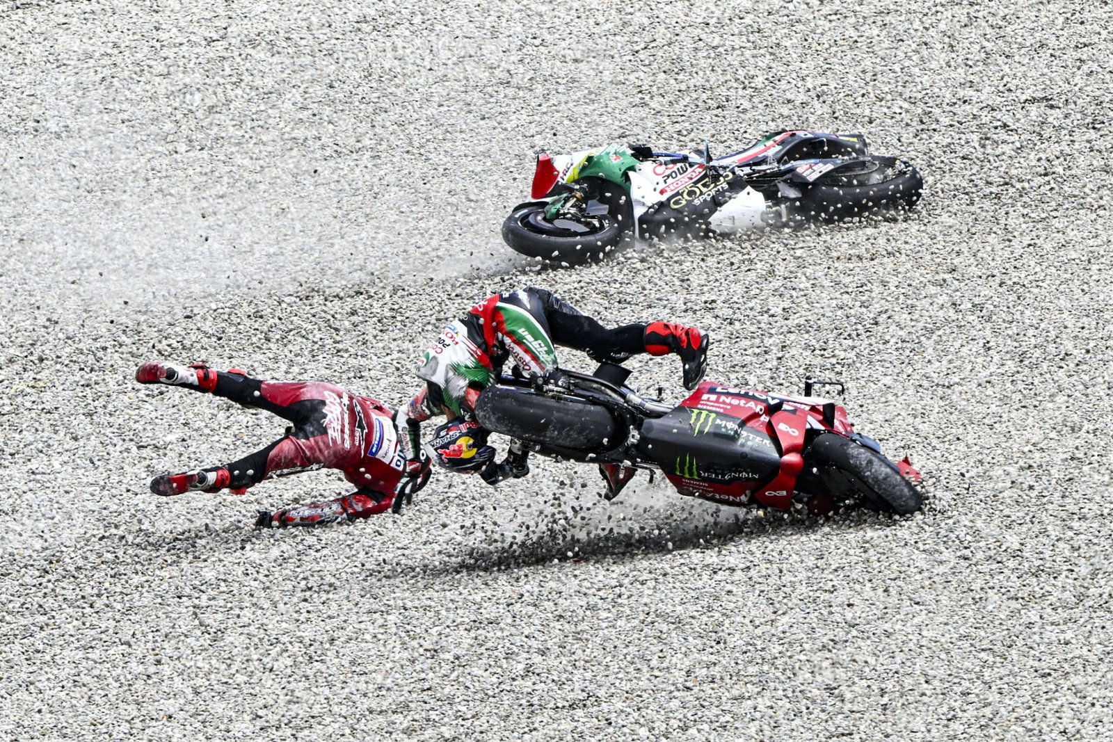 Johann Zarco y Francesco Bagnaia rodando por la grava. Crédito: Oro y Ganso.