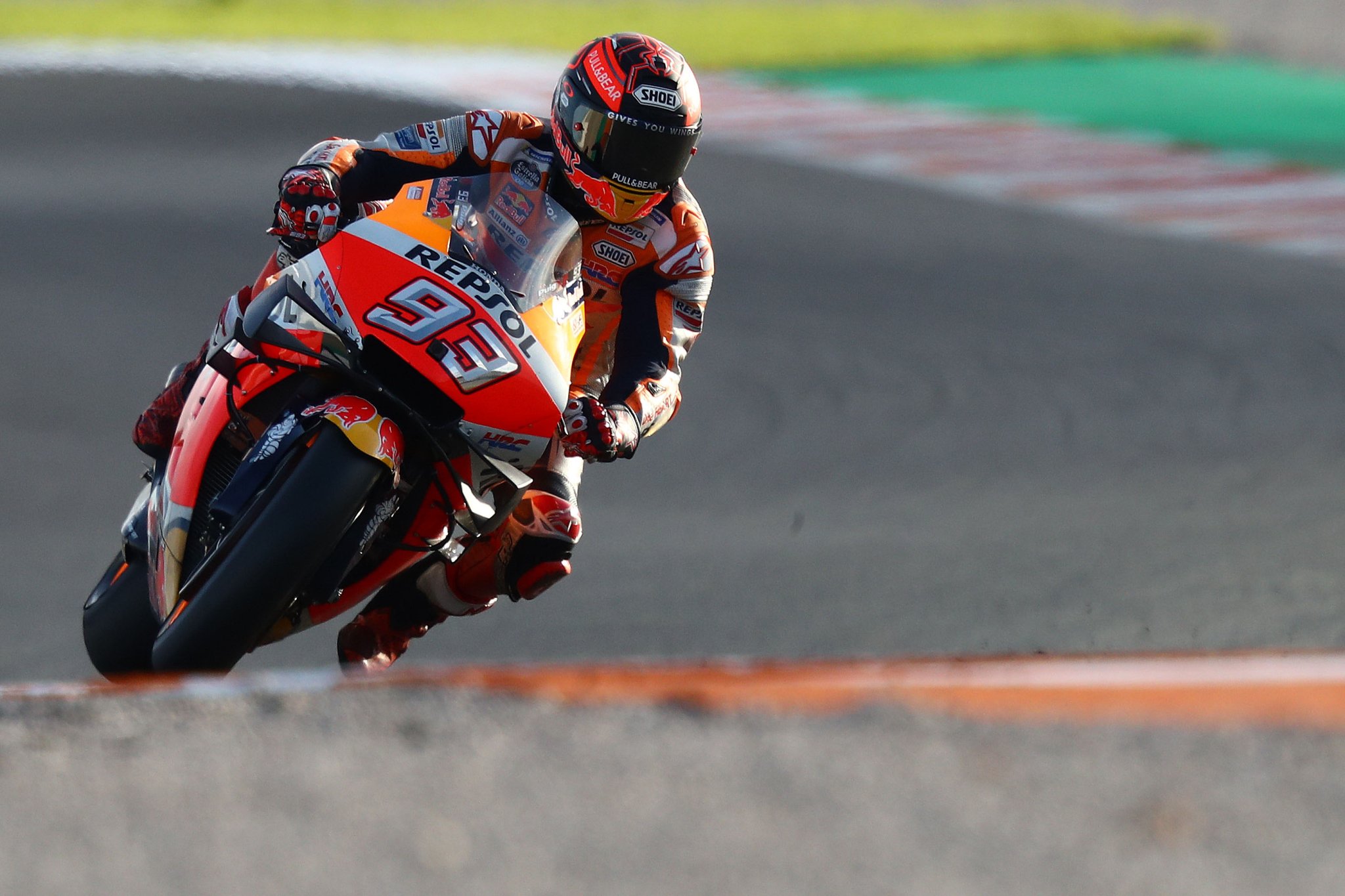 Marc Márquez montando una moto Honda MotoGP en 2019. Crédito: Gold and Goose.