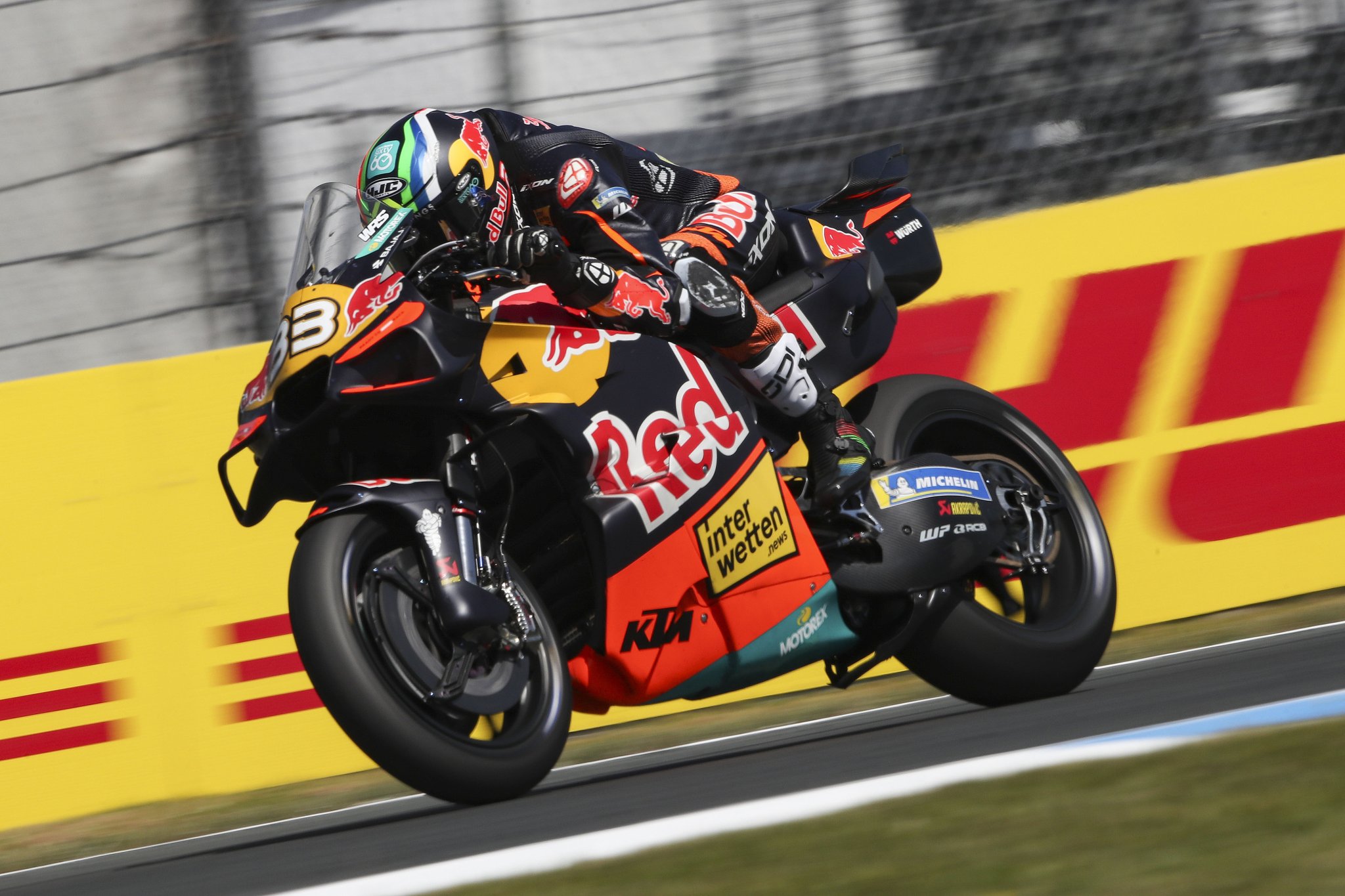 Brad Binder con su KTM RC16 en Assen. Crédito: Oro y Ganso.