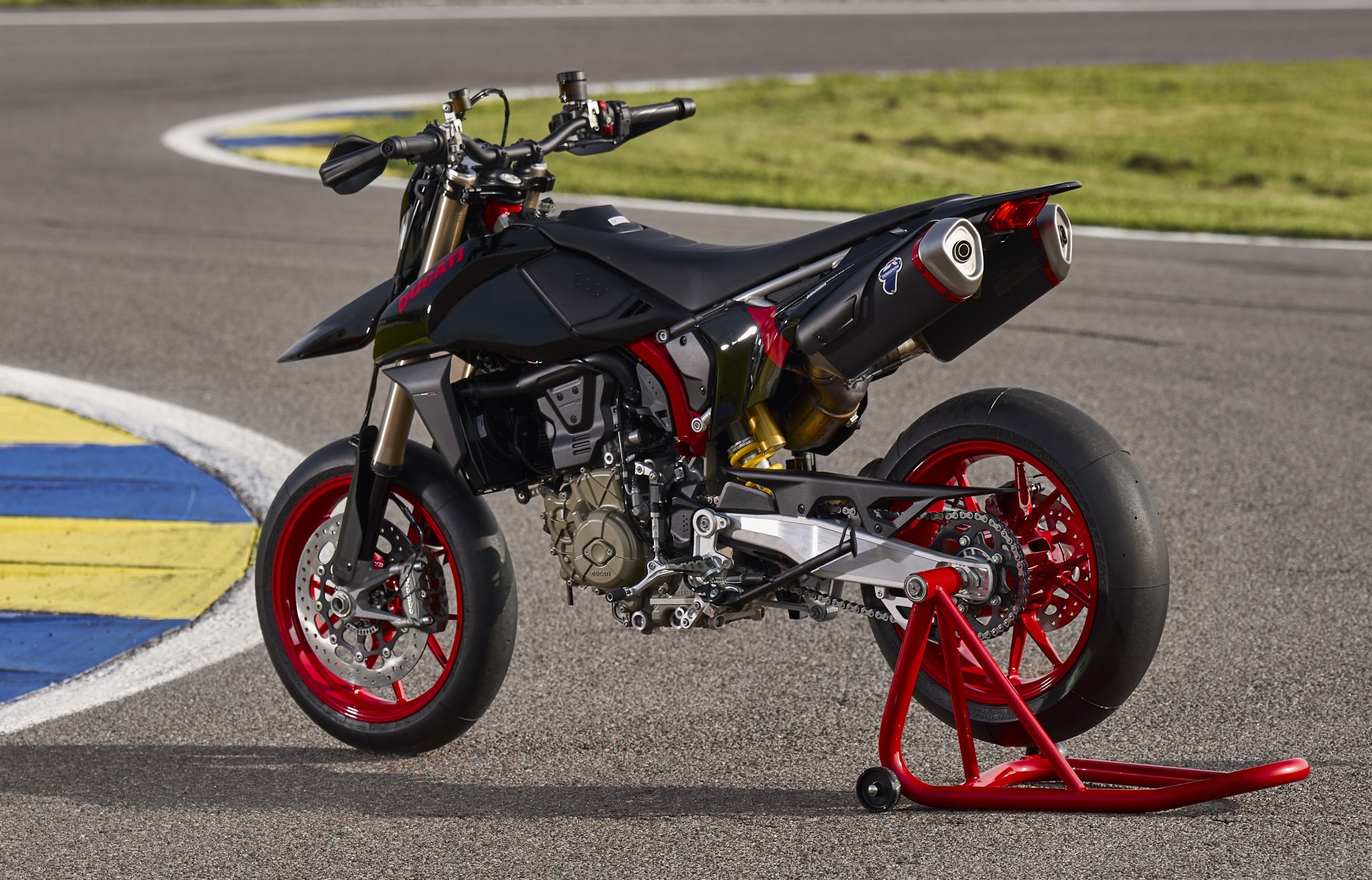 La Ducati Hypermotard 698 Mono Negra