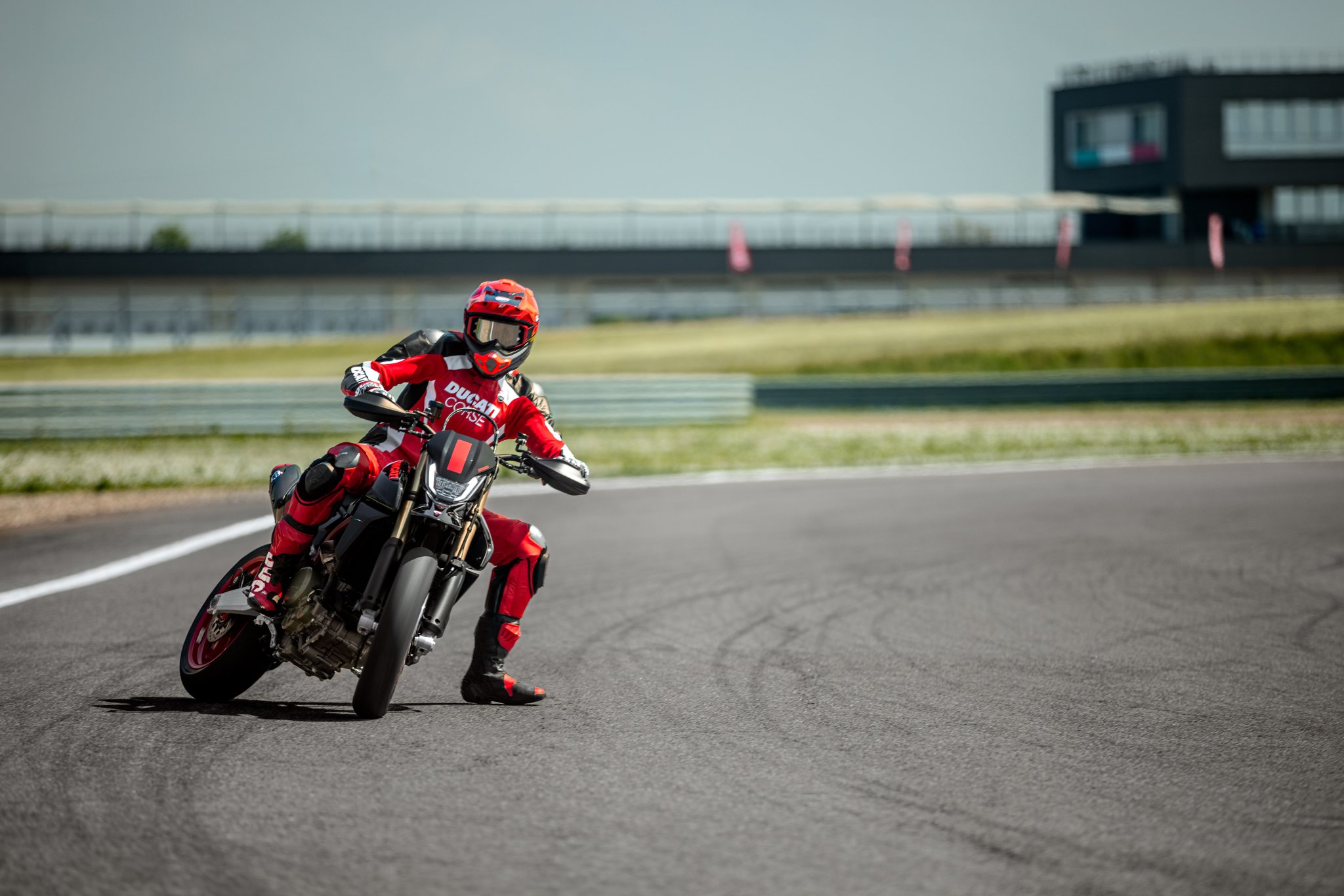 La Ducati Hypermotard 698 Mono Negra
