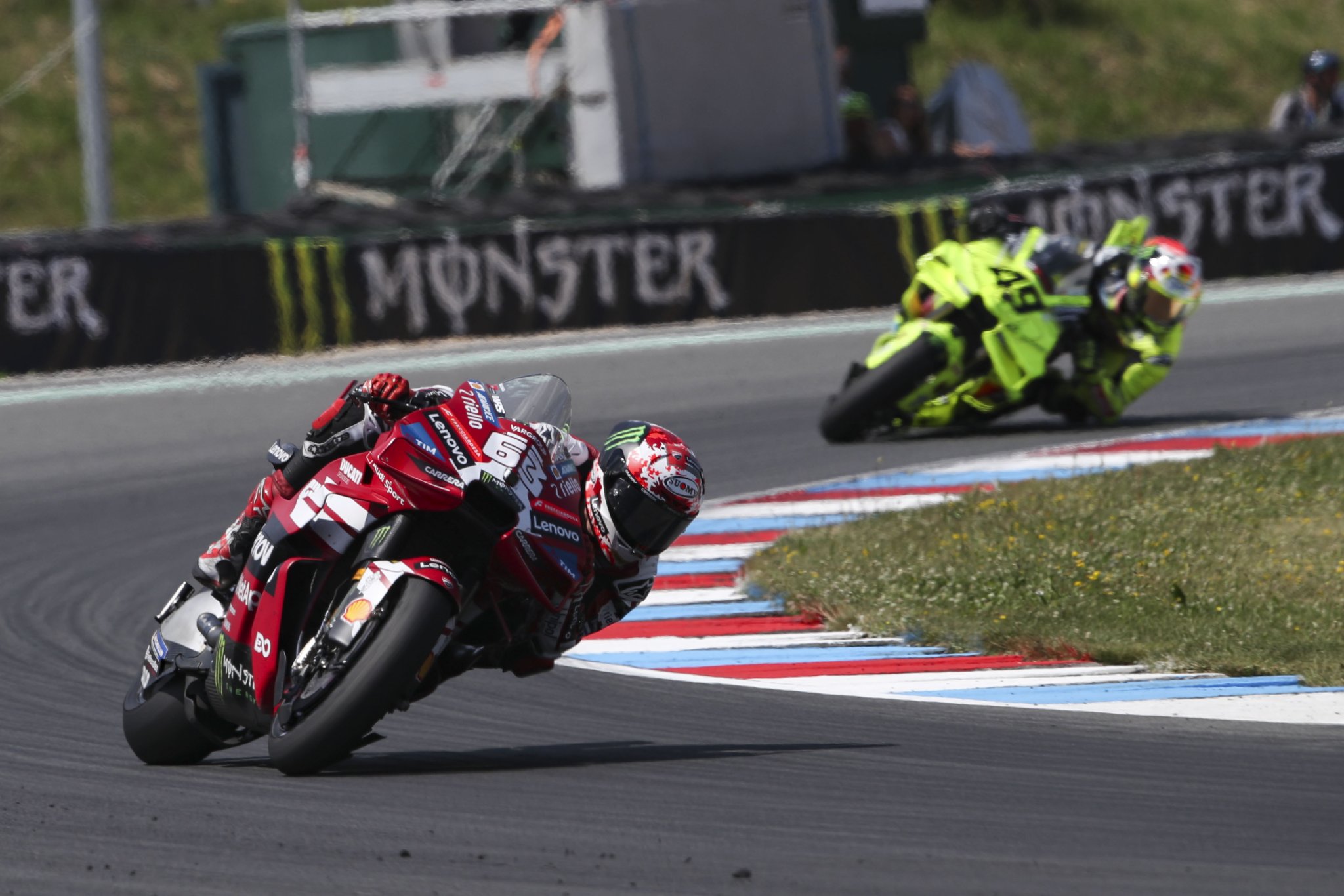 Francesco Bagnaia compitiendo en Brno. Crédito: Oro y Ganso.