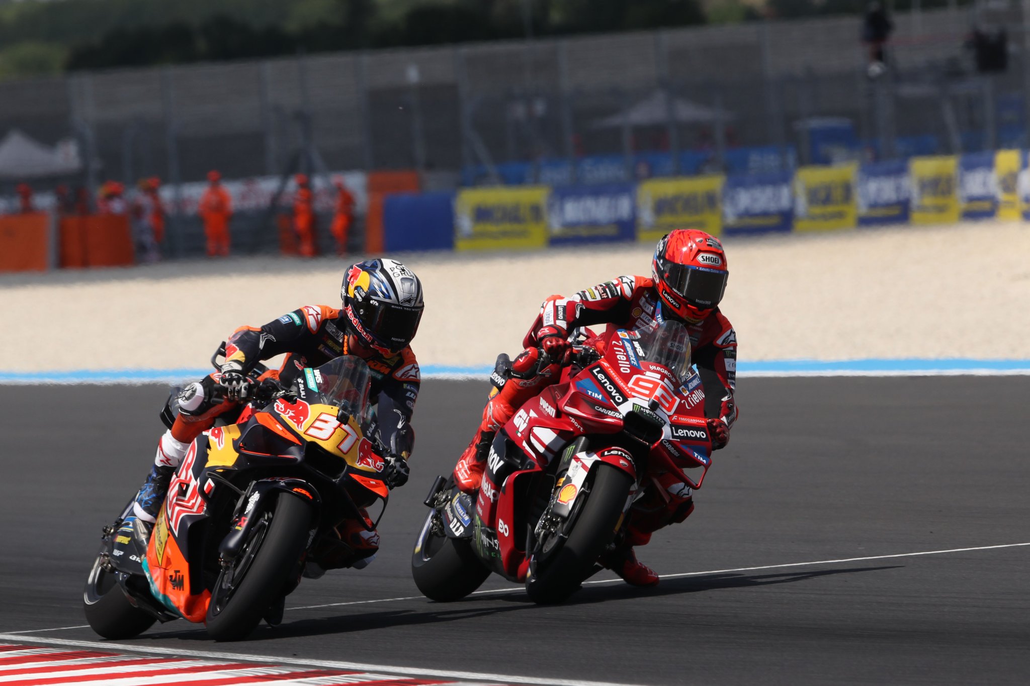 Pedro Acosta lucha contra Marc Márquez en Hungría. Crédito: Oro y Ganso.
