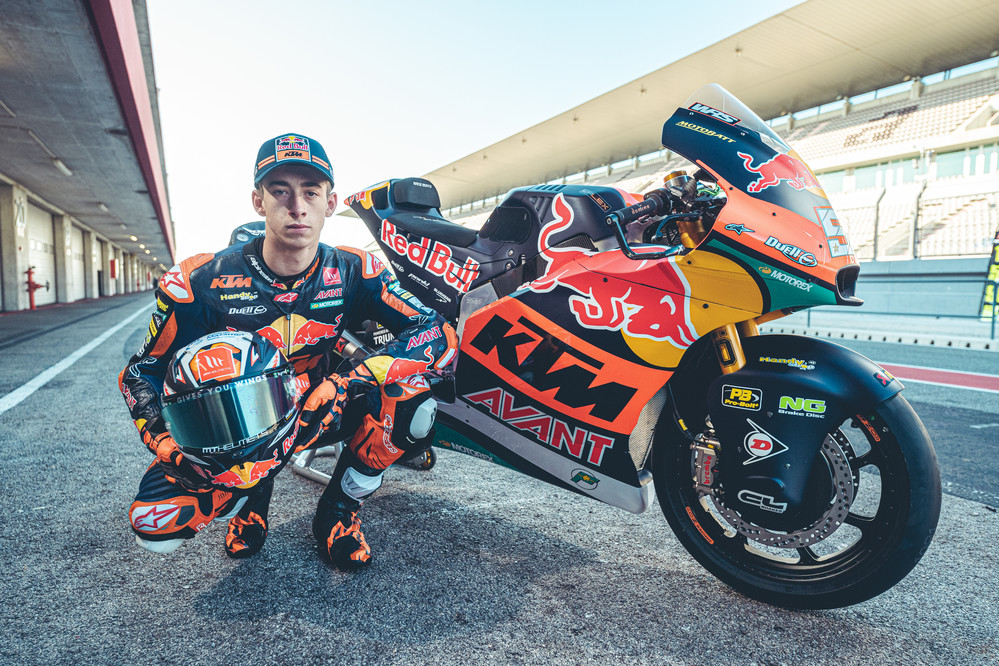Pedro Acosta con su moto Red Bull KTM Ajo Moto2 2022.