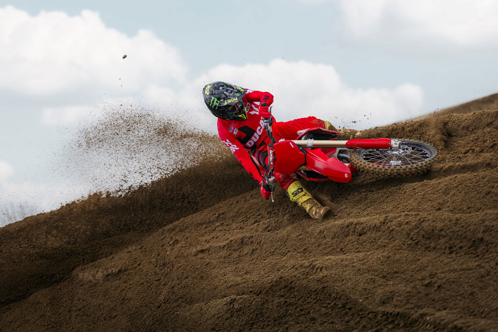 La primera moto de motocross de Ducati, la Desmo450 MX, en acción