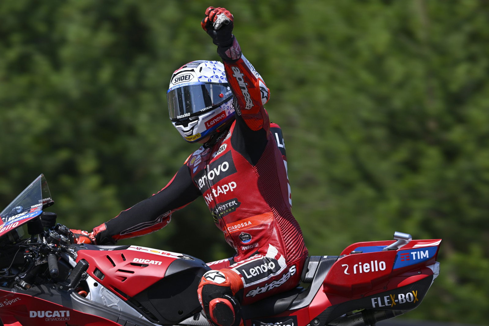 Marc Márquez ganando en el GP de Chequia. Crédito: Oro y Ganso.