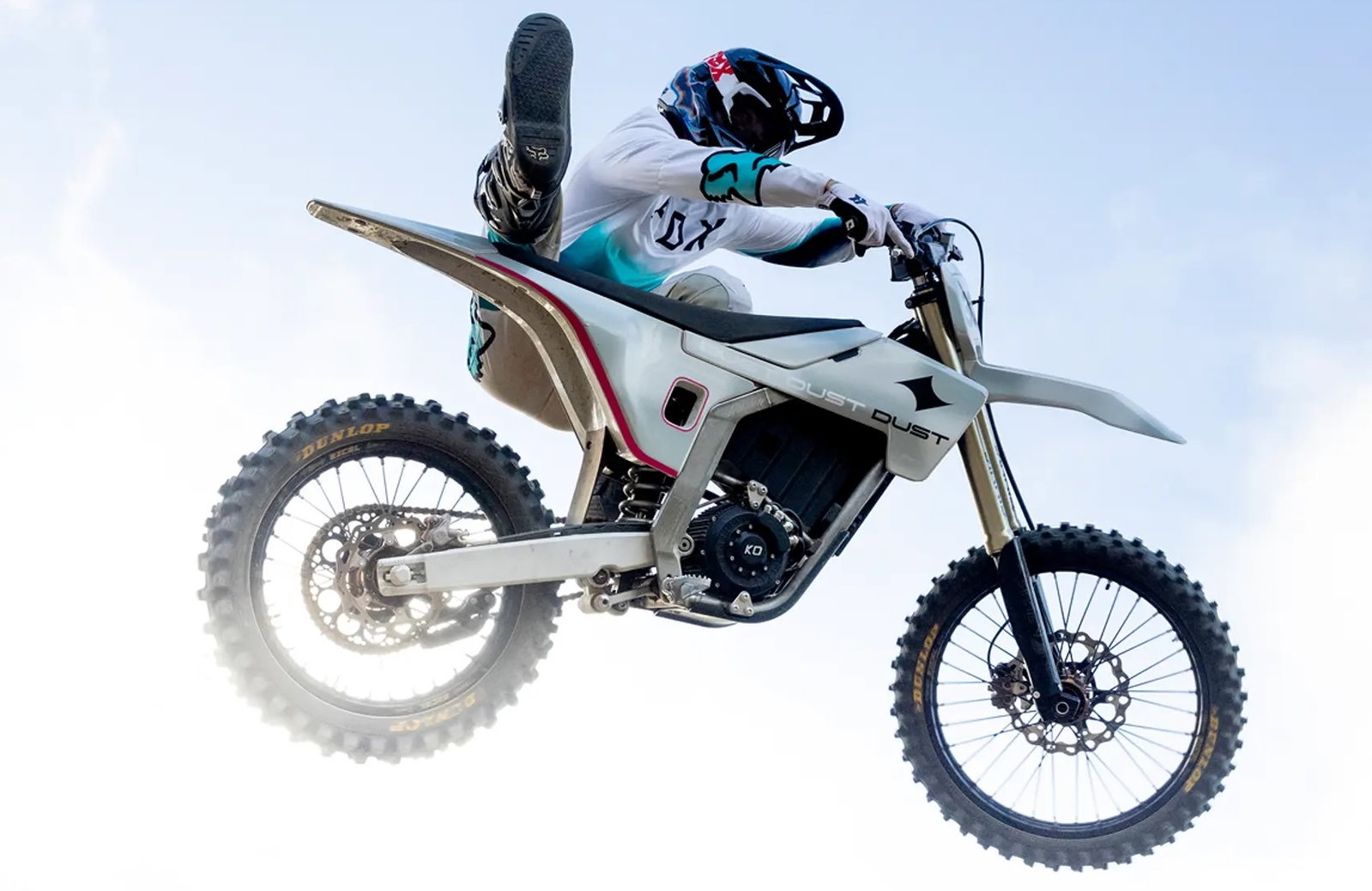 Una moto de cross eléctrica volando por el aire.