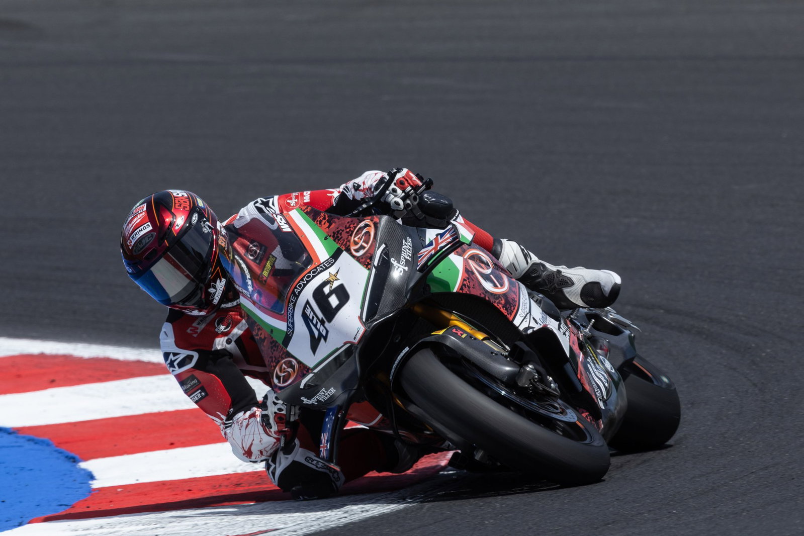 Tommy Bridewell montando una Panigale V4 R. Crédito: Gold and Goose.