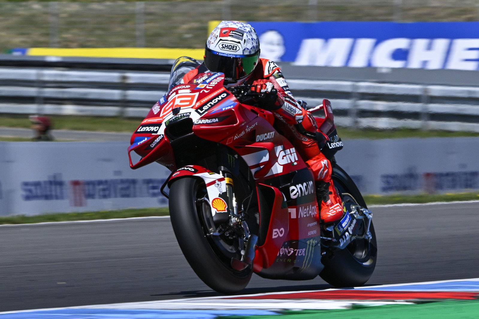 Marc Márquez pilotando una Ducati MotoGP en Brno. Crédito: Oro y Ganso.