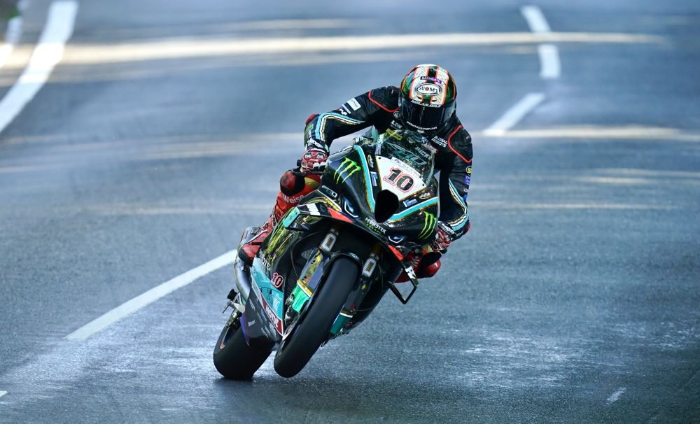 Peter Hickman en el TT de la Isla de Man 2023 montando una superbike. Crédito: Prensa IOMTT.