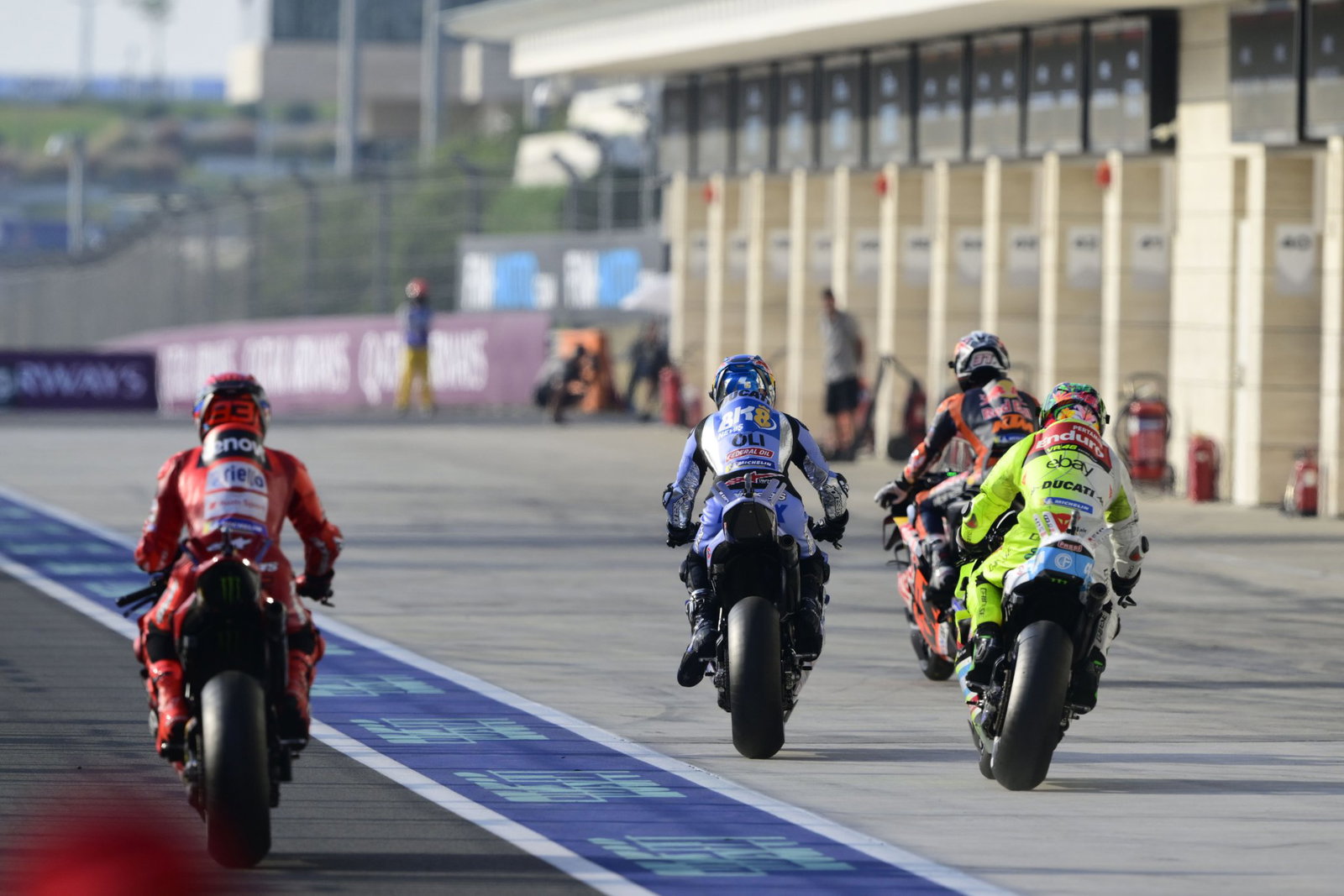 Motos de MotoGP recorriendo el pit lane en Qatar. Crédito: Oro y Ganso.